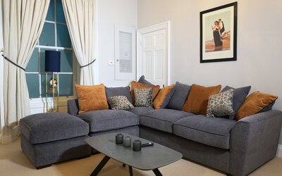 Spacious Living Room for Groups – Edinburgh Stay - Large, comfortable living space designed for corporate groups, families and friends enjoying a relaxing Edinburgh city break.