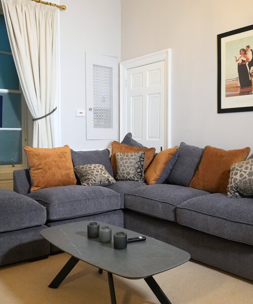 Spacious Living Room for Groups – Edinburgh Stay - Large, comfortable living space designed for corporate groups, families and friends enjoying a relaxing Edinburgh city break.