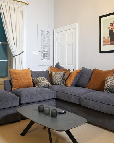 Spacious Living Room for Groups – Edinburgh Stay - Large, comfortable living space designed for corporate groups, families and friends enjoying a relaxing Edinburgh city break.