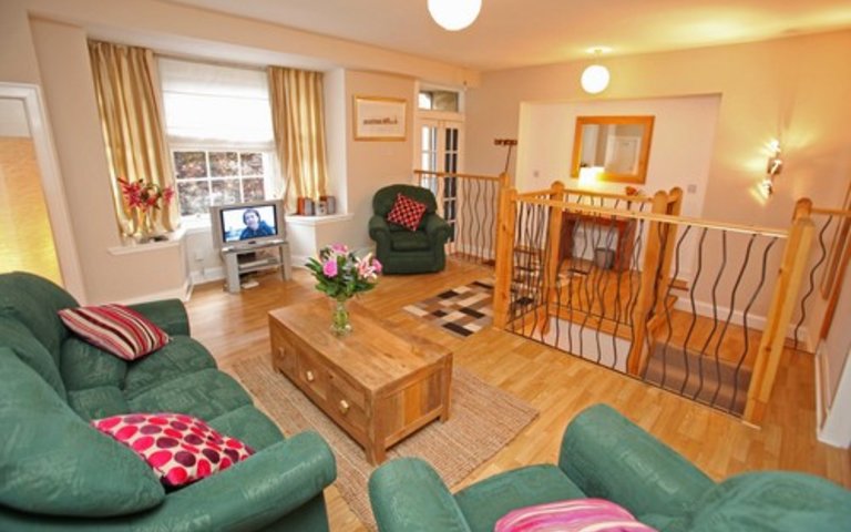 Picture of Niddry Street South 2, Old Town, 170 metres from Royal Mile, Lothian, Scotland - lounge, showing entrance door Picture of Niddry Street South 2, Old Town, 170 metres from Royal Mile, Lothian, Scotland - lounge, showing entrance door