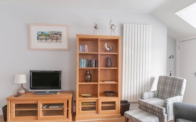 High-Street-lounge - TV, oak TV unit and shelving unit