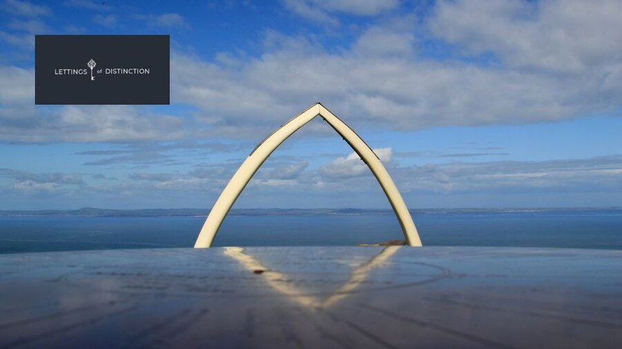 Jaw Bone at the top of the North Berwick Law - A replica whales jaw bone. (© Stefan Schäfer)