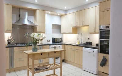 Fully Equipped Kitchen – Self Catering Edinburgh - Modern kitchen with everything needed for self-catering stays, ideal for extended business trips, family visits and group holidays.