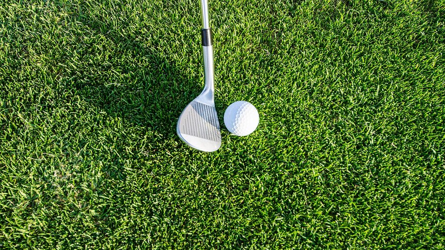 Golf ball and club on golfing green (© Robert Ruggiero on Unsplash) Golf ball and club on golfing green (© Robert Ruggiero on Unsplash)