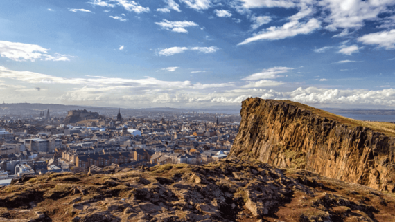 Edinburgh city view - View over Edinburgh from Arthurs Seat (© yves-alarie-unsplash)