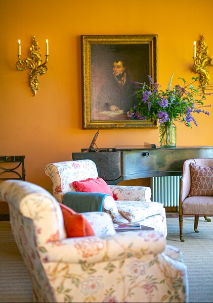 Versatile Lounge Space for Gatherings