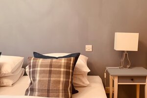 High Street (Royal Mile) 2 - Decorative cushions on double bed in city centre Edinburgh holiday let