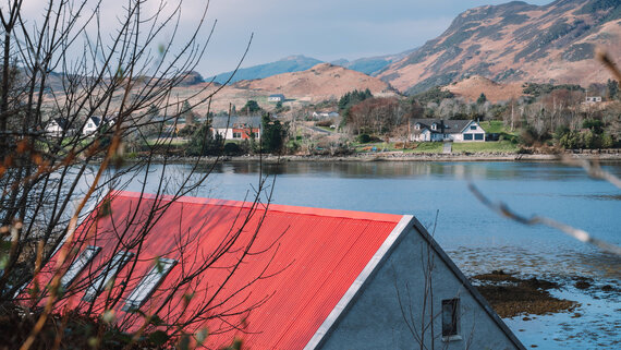 Stunning views of the sea and mountains - Nestled on the shore of the sea loch, Loch Long, An Dòbhran and Dornie Croft enjoys amazing views of the sea loch, Loch Long and the hills of Lochalsh.