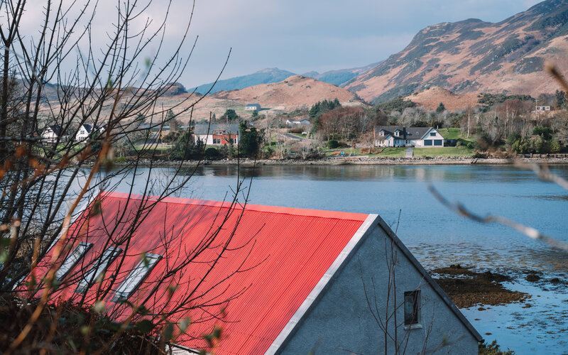 Stunning views of the sea and mountains - Nestled on the shore of the sea loch, Loch Long, An Dòbhran and Dornie Croft enjoys amazing views of the sea loch, Loch Long and the hills of Lochalsh.