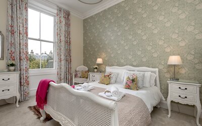 Bright Bedroom in a Vacation Rental - King size bedroom with floral notes and a view to the garden (© The Edinburgh Address Ltd)