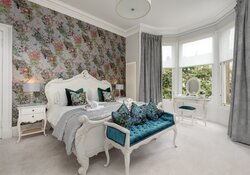 Chic Bedroom in a Corporate Rental in Edinburgh