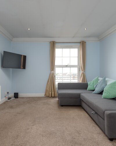 Living Room with Firth of Forth Views - Relax on the comfortable sofa while enjoying natural light and beautiful north-facing views towards the Firth of Forth. A peaceful retreat after exploring Edinburgh's vibrant Festival atmosphere.
