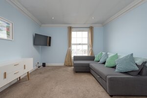 Living Room with Firth of Forth Views - Relax on the comfortable sofa while enjoying natural light and beautiful north-facing views towards the Firth of Forth. A peaceful retreat after exploring Edinburgh's vibrant Festival atmosphere.