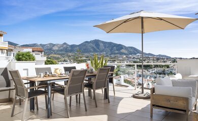 Alfresco dining - Exterior dining for 8 people available. (© Goto Property Management)