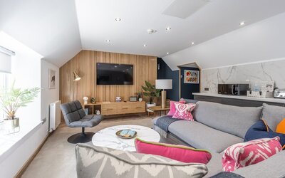 92b82759-716c-4fe7-a8bd-aeb300c06ede - Inviting lounge area with comfortable seating and stylish décor, providing the perfect space for relaxation and gatherings.