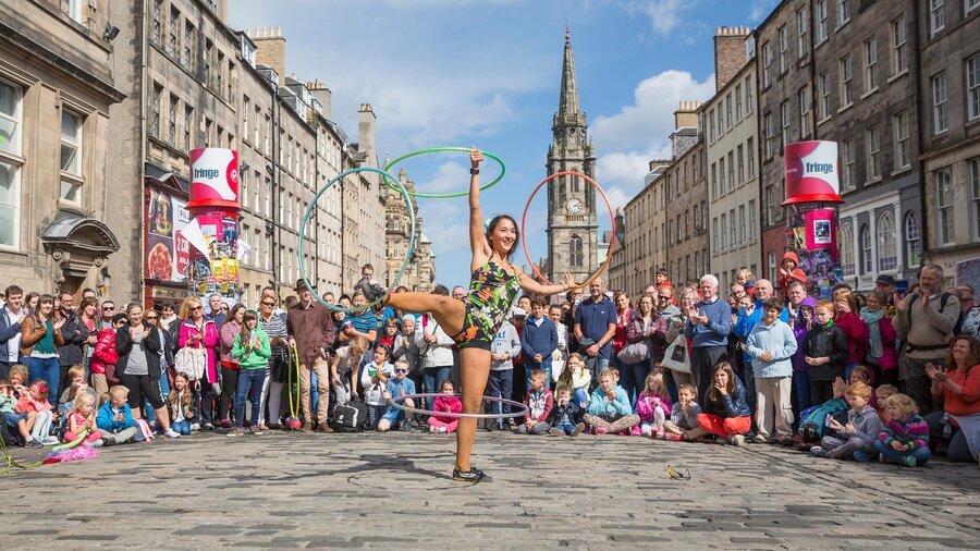 Fringe performer on Edinburgh's Royal Mile (© Visit Scotland)