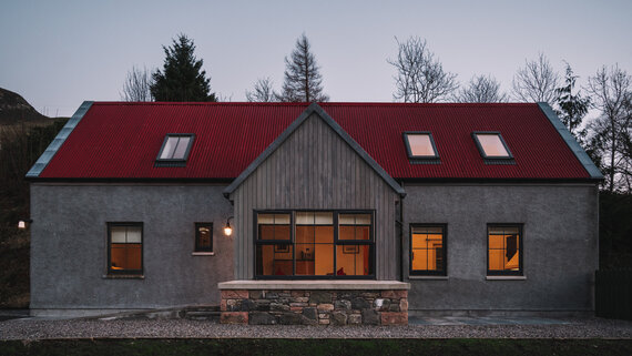 An Dòbhran, luxury self-catering cottage, in Dornie is the Scottish Highlands - This 2-bedroom cottage is ideal for those seeking luxury and quiet in the west coast of Scotland. On the water's edge, it provides plenty of space for up to 4 guests.