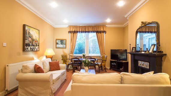 Lounge Area in a Self-Catered Apartment - The glorious living room is full of period charm and elegant features (© The Edinburgh Address)