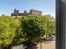 Views of Edinburgh Castle from living room - Views of Edinburgh Castle from the living room and primary bedroom in a well appointed holiday home