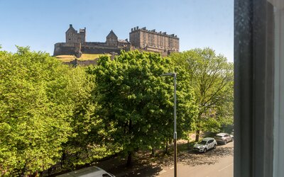 Views of Edinburgh Castle from living room - Views of Edinburgh Castle from the living room and primary bedroom in a well appointed holiday home