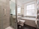 Bathroom in the self-catering apartment in Edinburgh - Shower, bath, sink and toilet as well as towel towel heater
