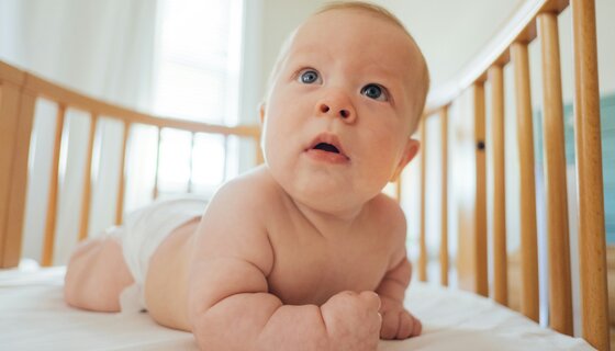 Holiday homes with a cot - Baby in a crib (© Paul Hanaoka)