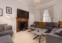 Spacious Living Room for Groups – Edinburgh Stay
