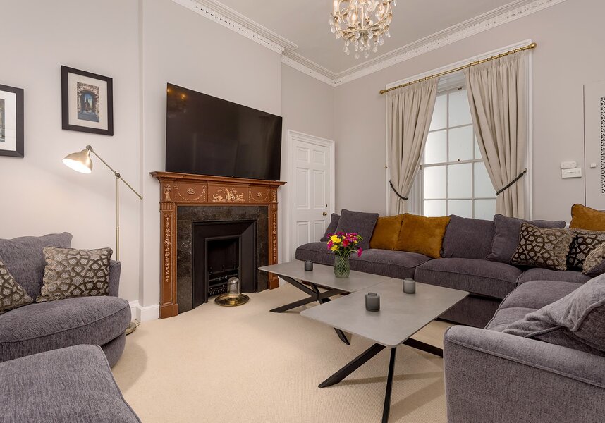 Spacious Living Room for Groups – Edinburgh Stay