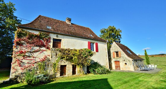 Self catering family cottage - Pretty house surrounded by nature with open views (© Voila Villas France)