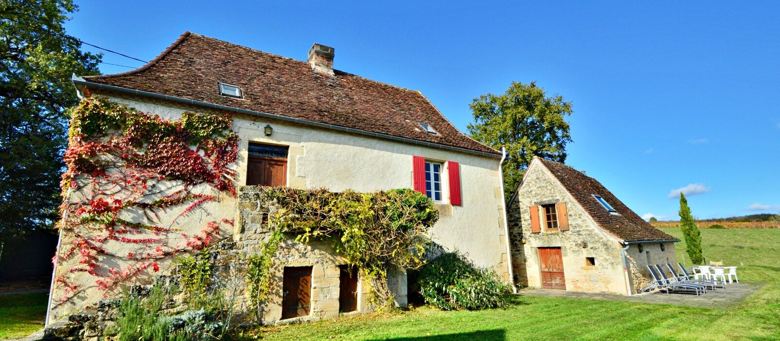Self catering family cottage - Pretty house surrounded by nature with open views (© Voila Villas France)