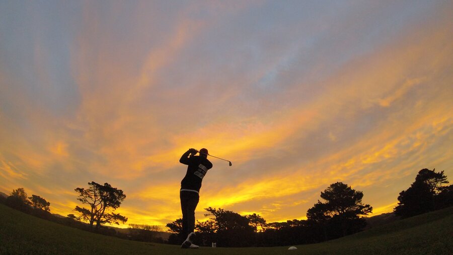 Book now and enjoy East Lothian golf - Golfer at sunset (© David-Goldsbury on Unsplash)