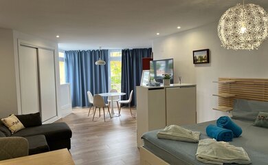 Spacious Beachfront Studio apartment - A modern and spaciously designed studio apartment, ideal for a family of 2 adults and 2 children. (© Goto Property Management)