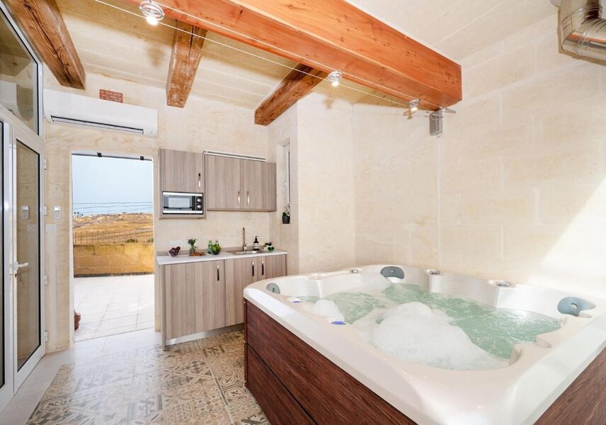 Jacuzzi Front