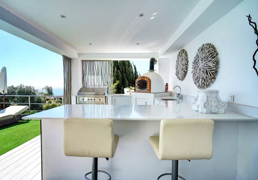 Outdoor Kitchen and Bar