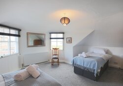 Westend Place - twin bedroom