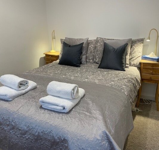 IMG_9275 - Double bed, with freshly laundered bedlinen and towels