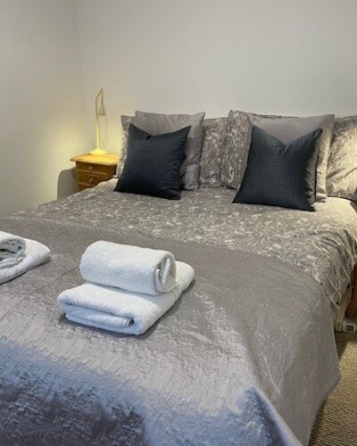 IMG_9275 - Double bed, with freshly laundered bedlinen and towels