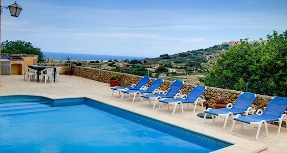 Swimming pool - Swimming pool with loungers, table and wonderful views