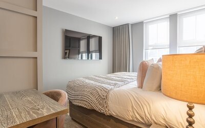 Bedroom - Bedroom with a big screen