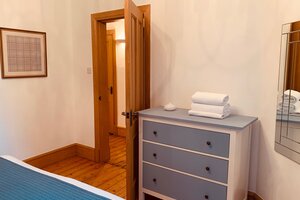 High Street (Royal Mile) 1 - Double bedroom with ample guest storage and wall mirror