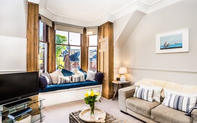 GILLIAN THE NEUK 23.04.26-20 - Stylish family living area with Victorian features and natural light in centrally located North Berwick holiday apartment.