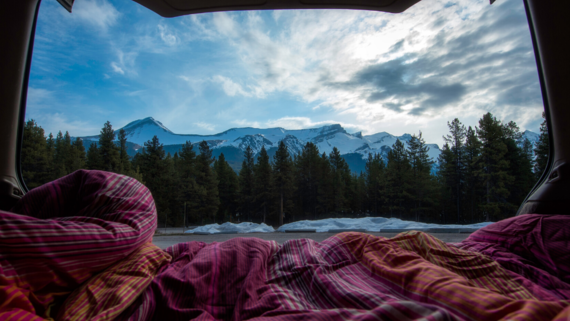 Campervaning in Winter (© by Tyler Lillico on Unsplash)