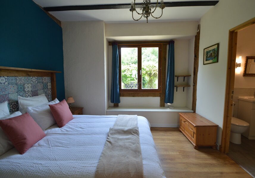 Chambre principale et salle de bains attenante