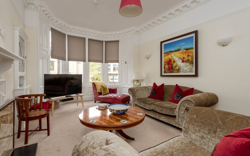Lauderdale_Street-006 - Spacious and bright living room with bay window in Edinburgh rental