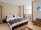 York Place Residence-3 - Double bedroom with zip'n'link beds in Edinburgh holiday let