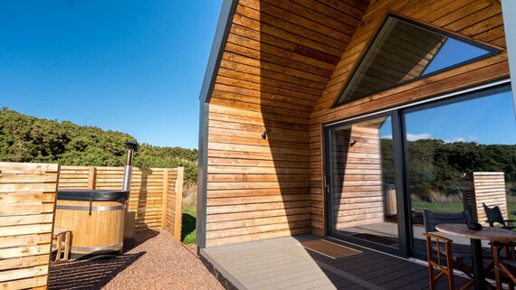 weirs hot tub1 - The fantastic Weirs lodge in North Berwick