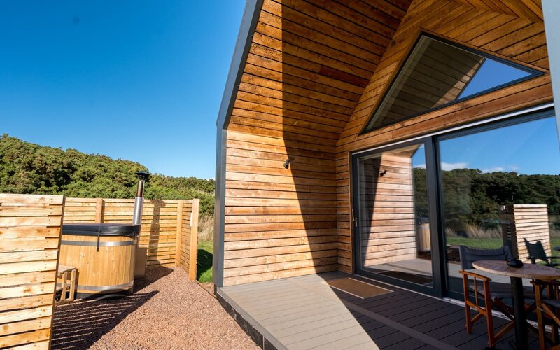weirs hot tub1 - The fantastic Weirs lodge in North Berwick