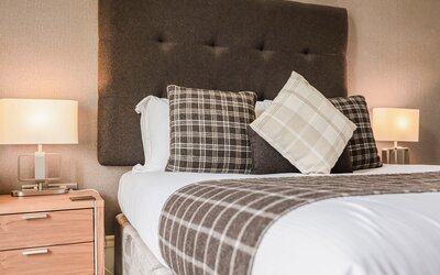 20-web-or-mls-242 West George Street MacKintosh Apartment_20 - Stylish bedroom offering a peaceful retreat