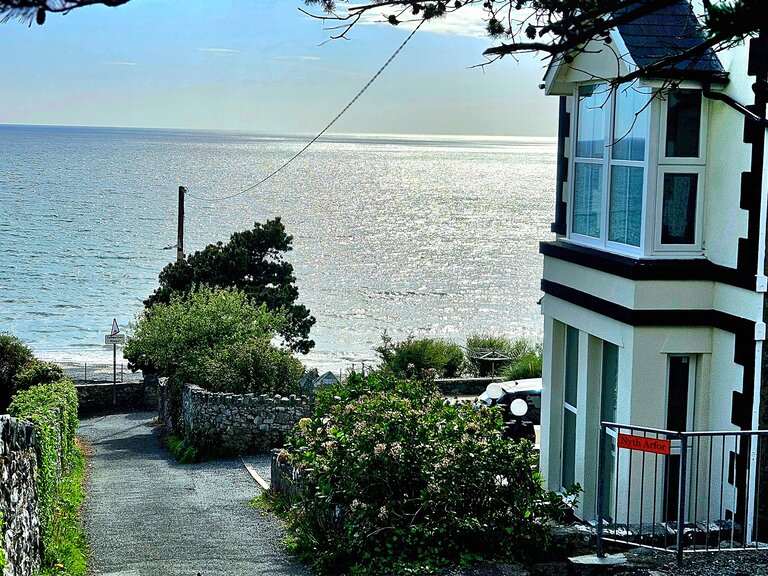 Talarfor a holiday home in Barmouth with amazing uninterrupted views of the garden and beach. - Talarfor is a unique 150 year old newly renovated Victorian property with stunning views and parking overlooking the safe sandy beach. Talarfor translates from the Welsh roughly to mean "tall over the sea"
