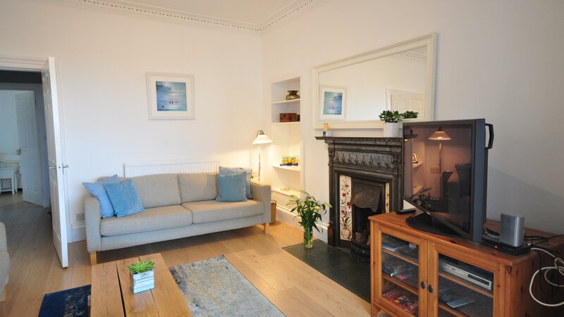 Large holiday home in North Berwick, sleeps 10 - Spacious living in central North Berwick (© Coast Properties)